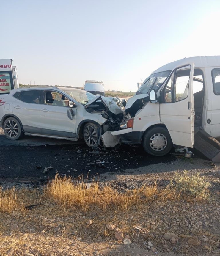 Hilvan’da Tarım İşçilerini Taşıyan Minibüs İle Otomobil Çarpıştı: 10 Yaralı