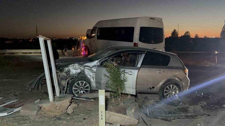 Minibüs İle Otomobil Çarpıştı: 12 Yaralı