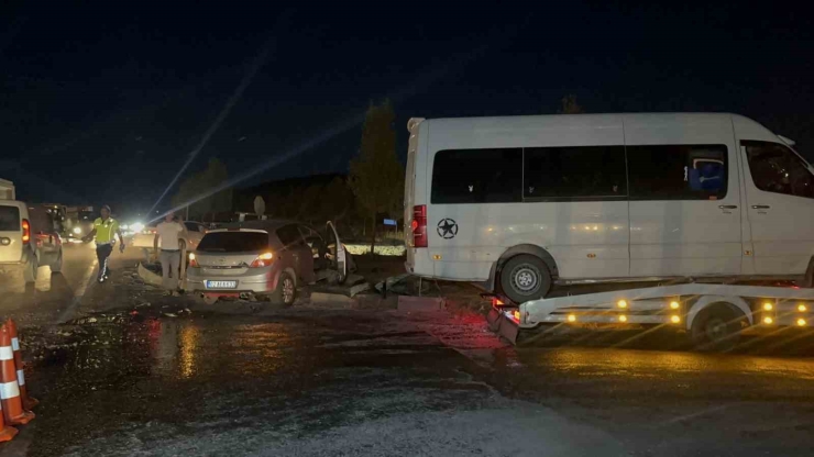Minibüs İle Otomobil Çarpıştı: 12 Yaralı