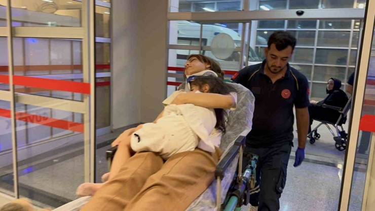 Minibüs İle Otomobil Çarpıştı: 12 Yaralı
