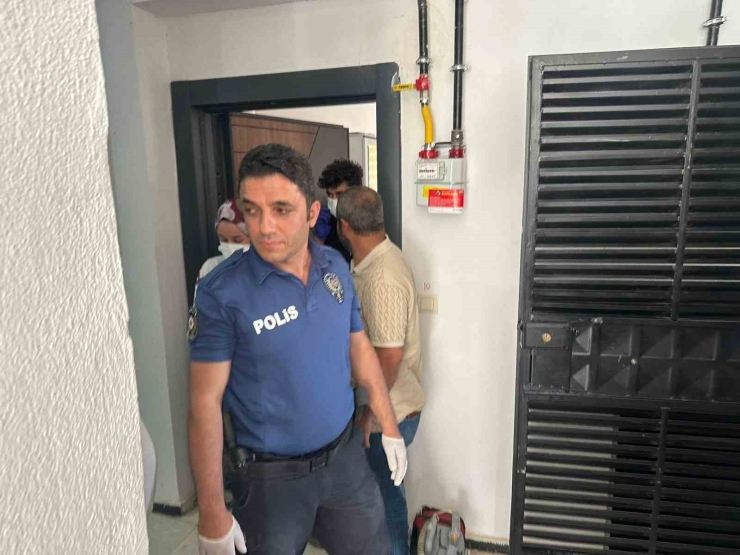 ‘evden Ceset Kokusu Geliyor’ İhbarı Ekipleri Alarma Geçirdi