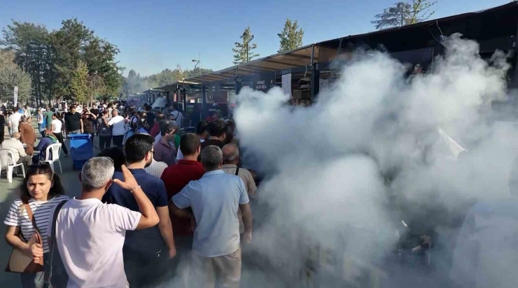 Gastroantep’te Kebap Stantlarının Önünde Kuyruk Oluştu, Dumandan Göz Gözü Görmedi