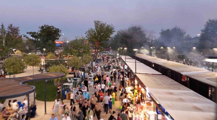 Gastroantep’te Kebap Stantlarının Önünde Kuyruk Oluştu, Dumandan Göz Gözü Görmedi