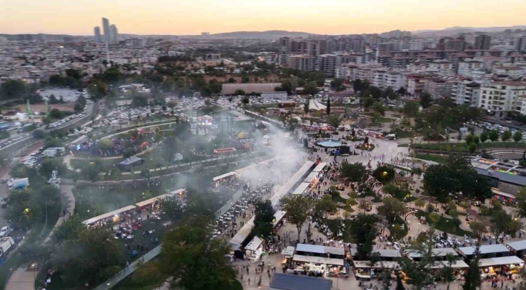 Gastroantep’te Kebap Stantlarının Önünde Kuyruk Oluştu, Dumandan Göz Gözü Görmedi