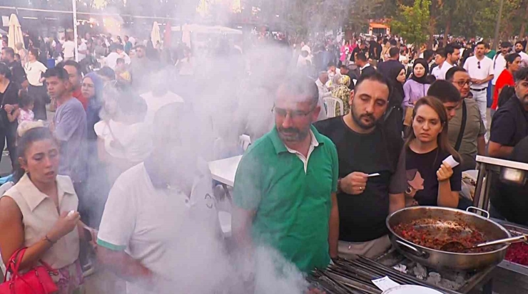 Gastroantep’te Kebap Stantlarının Önünde Kuyruk Oluştu, Dumandan Göz Gözü Görmedi