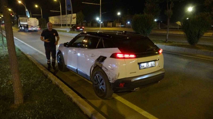 Kontrolden Çıkan Otomobil Önce Araca Sonra Refüje Çarpıp Karşı Şeride Geçti: 2 Yaralı