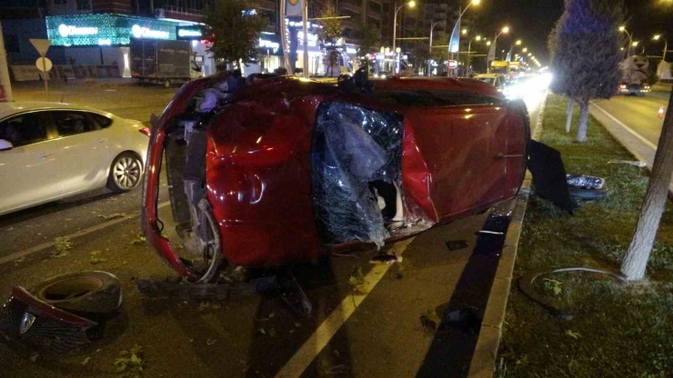 Kontrolden Çıkan Otomobil Önce Araca Sonra Refüje Çarpıp Karşı Şeride Geçti: 2 Yaralı