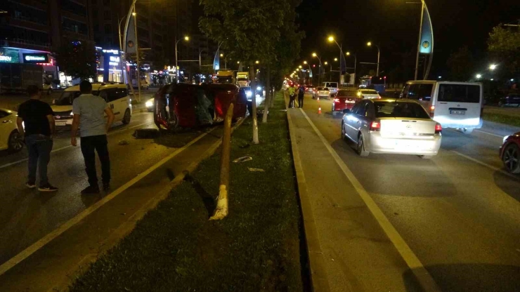 Kontrolden Çıkan Otomobil Önce Araca Sonra Refüje Çarpıp Karşı Şeride Geçti: 2 Yaralı