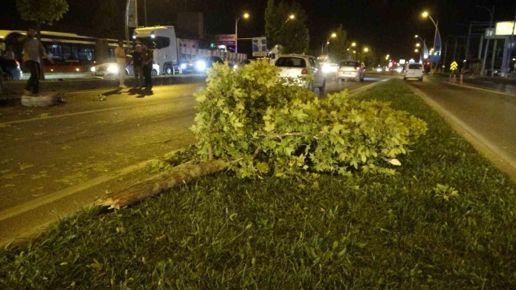 Kontrolden Çıkan Otomobil Önce Araca Sonra Refüje Çarpıp Karşı Şeride Geçti: 2 Yaralı