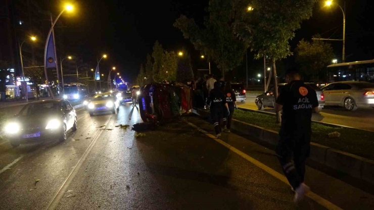 Kontrolden Çıkan Otomobil Önce Araca Sonra Refüje Çarpıp Karşı Şeride Geçti: 2 Yaralı