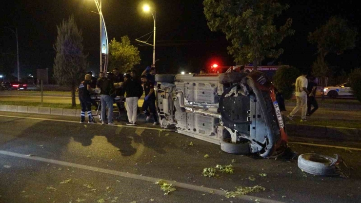 Kontrolden Çıkan Otomobil Önce Araca Sonra Refüje Çarpıp Karşı Şeride Geçti: 2 Yaralı
