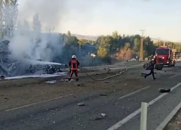 Freni Patlayan Tırın Otobüse Çarpma Anı Kamerada