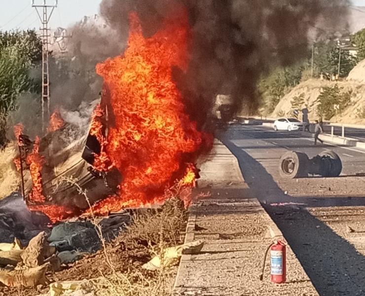 Freni Patlayan Tırın Otobüse Çarpma Anı Kamerada