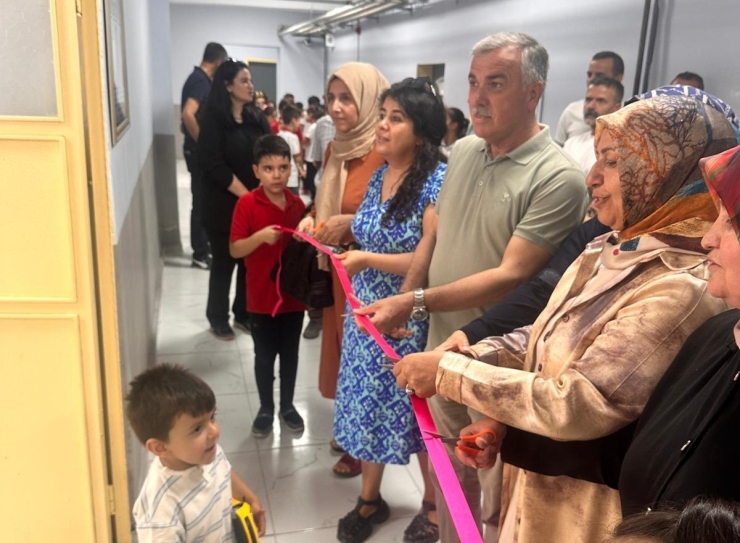 Depremde Hayatını Kaybeden Torunları Adına Konferans Salonu Açtı