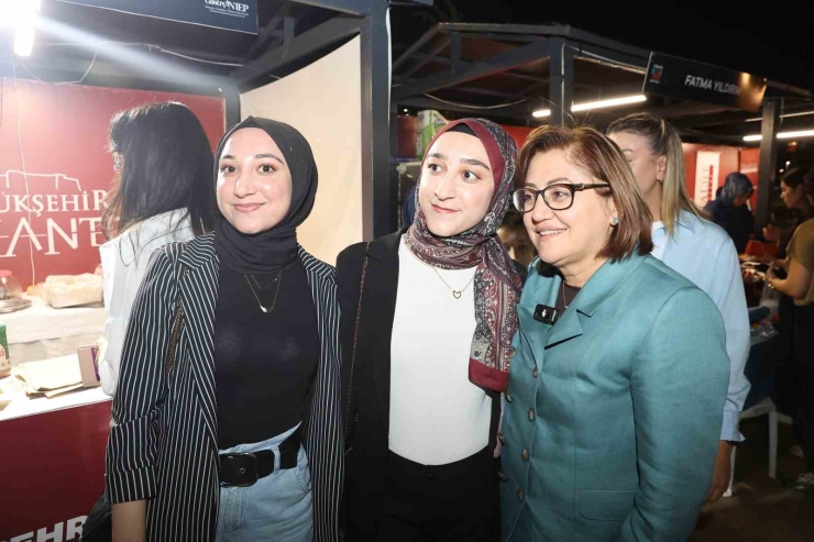 Başkan Şahin, Festival Park’ta Vatandaşlarla Buluştu