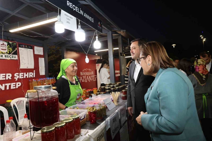 Başkan Şahin, Festival Park’ta Vatandaşlarla Buluştu
