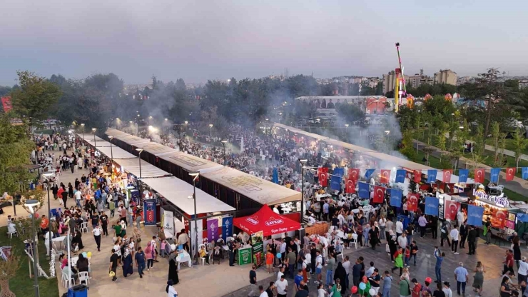 Başkan Şahin, Festival Park’ta Vatandaşlarla Buluştu