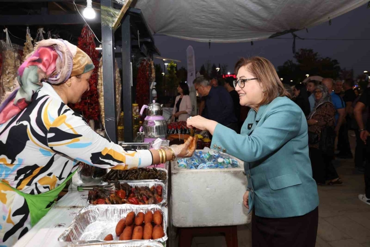 Başkan Şahin, Festival Park’ta Vatandaşlarla Buluştu