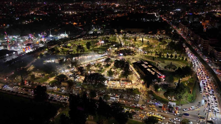 Başkan Şahin, Festival Park’ta Vatandaşlarla Buluştu