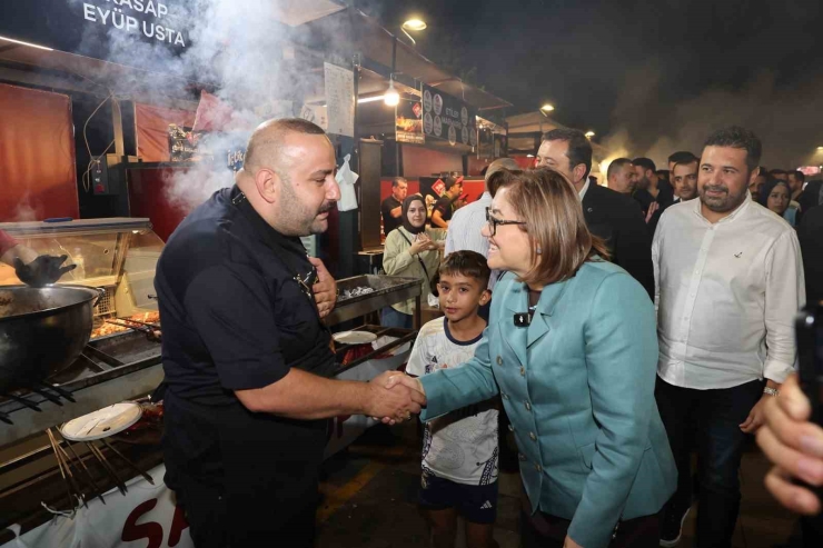 Başkan Şahin, Festival Park’ta Vatandaşlarla Buluştu