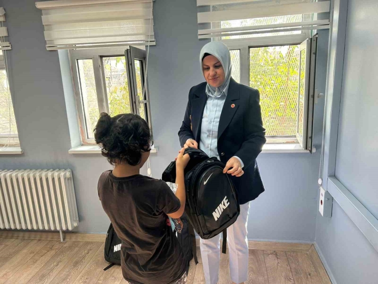 Muhtar Anadan Öğrencilere Kırtasiye Desteği