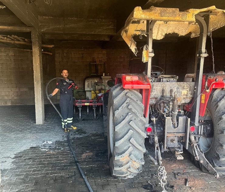 Depodaki Traktör Alev Aldı