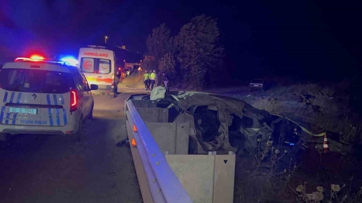 Ters Şeride Giren Otomobil Tankerle Çarpışıp Şarampole Yuvarlandı: 1 Ölü, 1’i Ağır 2 Yaralı