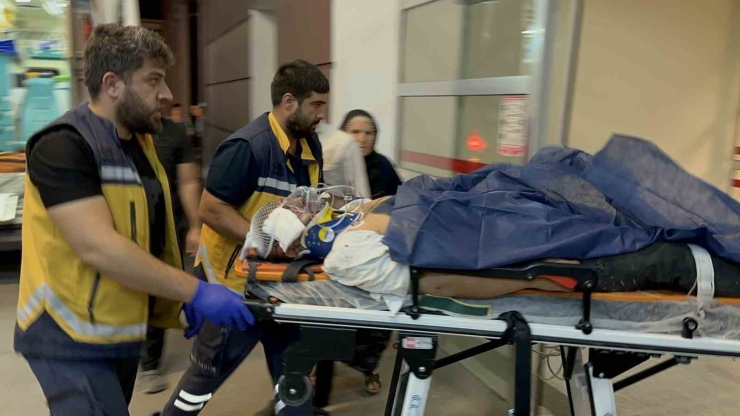 Ters Şeride Giren Otomobil Tankerle Çarpışıp Şarampole Yuvarlandı: 1 Ölü, 1’i Ağır 2 Yaralı