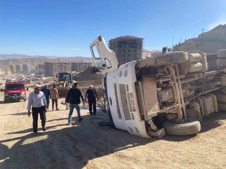 Şantiye De Kontrolden Çıkan Hafriyat Kamyonu Devrildi: 1 Yaralı