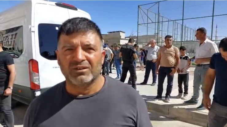 Maaşlarını Alamayan İşçiler Binanın Tepesine Çıktı