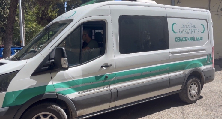 Gaziantep’te Park Halindeki Tıra Çarpan Otomobildeki 3 Kardeşten 2’si Öldü