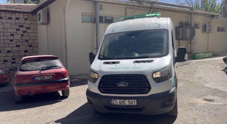 Gaziantep’te Park Halindeki Tıra Çarpan Otomobildeki 3 Kardeşten 2’si Öldü