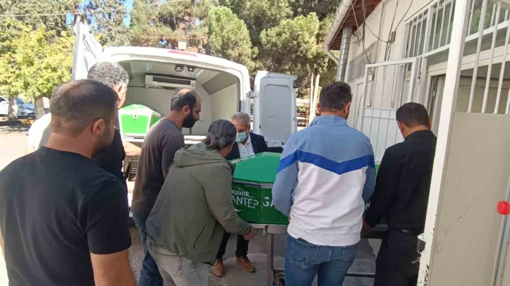 Gaziantep’te Park Halindeki Tıra Çarpan Otomobildeki 3 Kardeşten 2’si Öldü