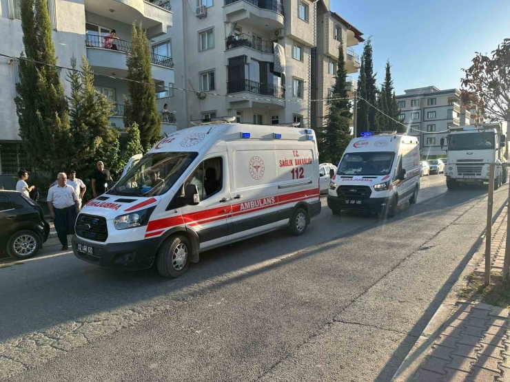 Kontrolden Çıkan Motosiklet Devrildi: 2 Yaralı