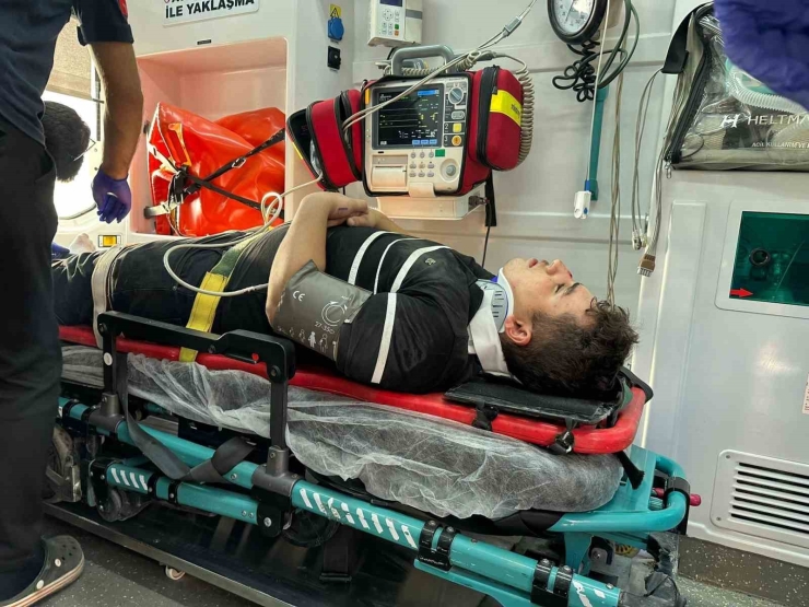 Kontrolden Çıkan Motosiklet Devrildi: 2 Yaralı