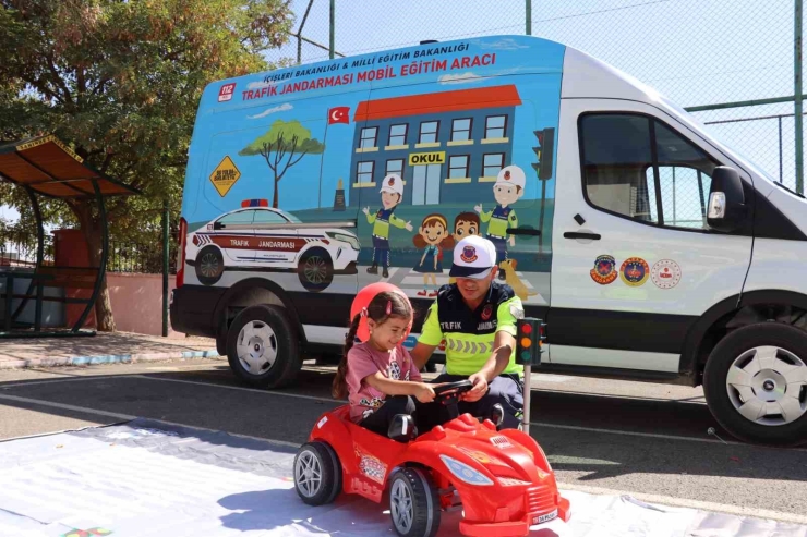 Jandarmadan 170 Öğrenciye Teorik Ve Pratik Trafik Eğitimi