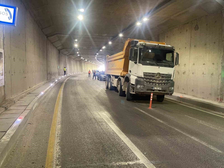 Otomobil İle Kamyon Çarpıştı: 2 Yaralı