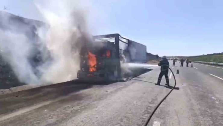 Şanlıurfa’da Saman Yüklü Tır Alev Alev Yandı