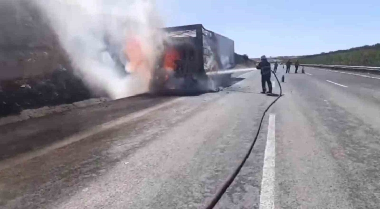 Şanlıurfa’da Saman Yüklü Tır Alev Alev Yandı