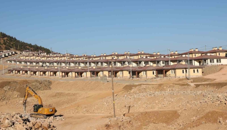 Vali Varol, Sincik’te Yapımı Tamamlanan Köy Evlerini İnceledi
