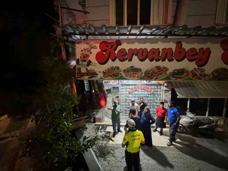 Fren Yerine Gaza Basan Sürücü Lokantaya Daldı