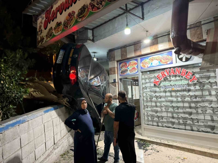 Fren Yerine Gaza Basan Sürücü Lokantaya Daldı