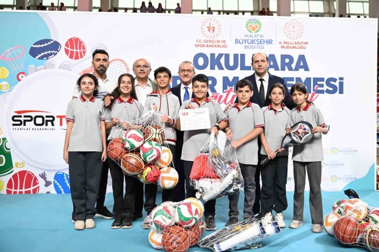 Malatya Büyükşehir’den Okullara Spor Malzemesi Desteği