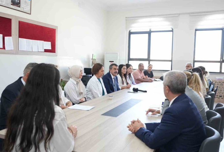 Bakan Tekin’den Gaziantep’te Sürpriz Okul Ziyareti
