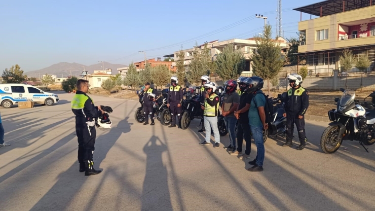 Gaziantep’te Jandarmadan 150 Motosiklet Sürücüsüne Güvenli Sürüş Eğitimi