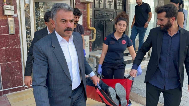 Madde Bağımlısı Kaldırıma Yığılıp Kaldı