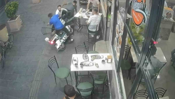 Elektrikli Bisiklet Yemek Yiyenlerin Arasına Daldı