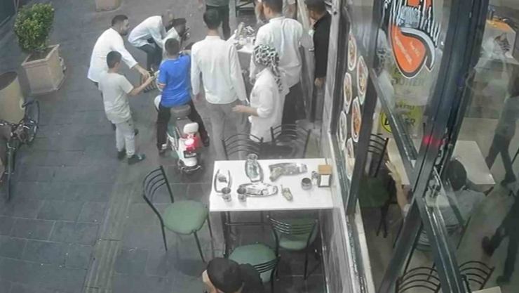 Elektrikli Bisiklet Yemek Yiyenlerin Arasına Daldı