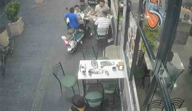 Elektrikli Bisiklet Yemek Yiyenlerin Arasına Daldı