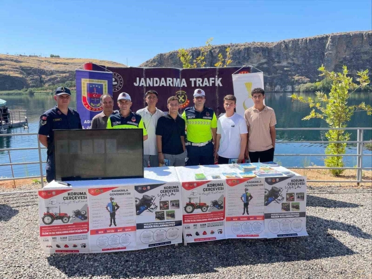Jandarma Ekipleri, Trafik Bilgilendirme Standı Açtı